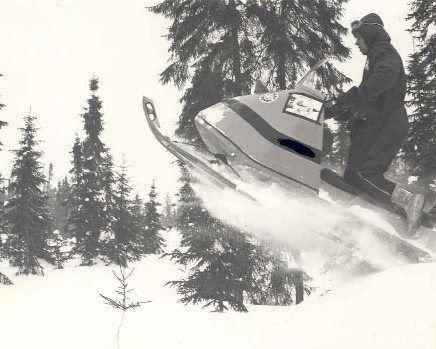 Motoneige antique en plein saut, archives du Festival Folifrets